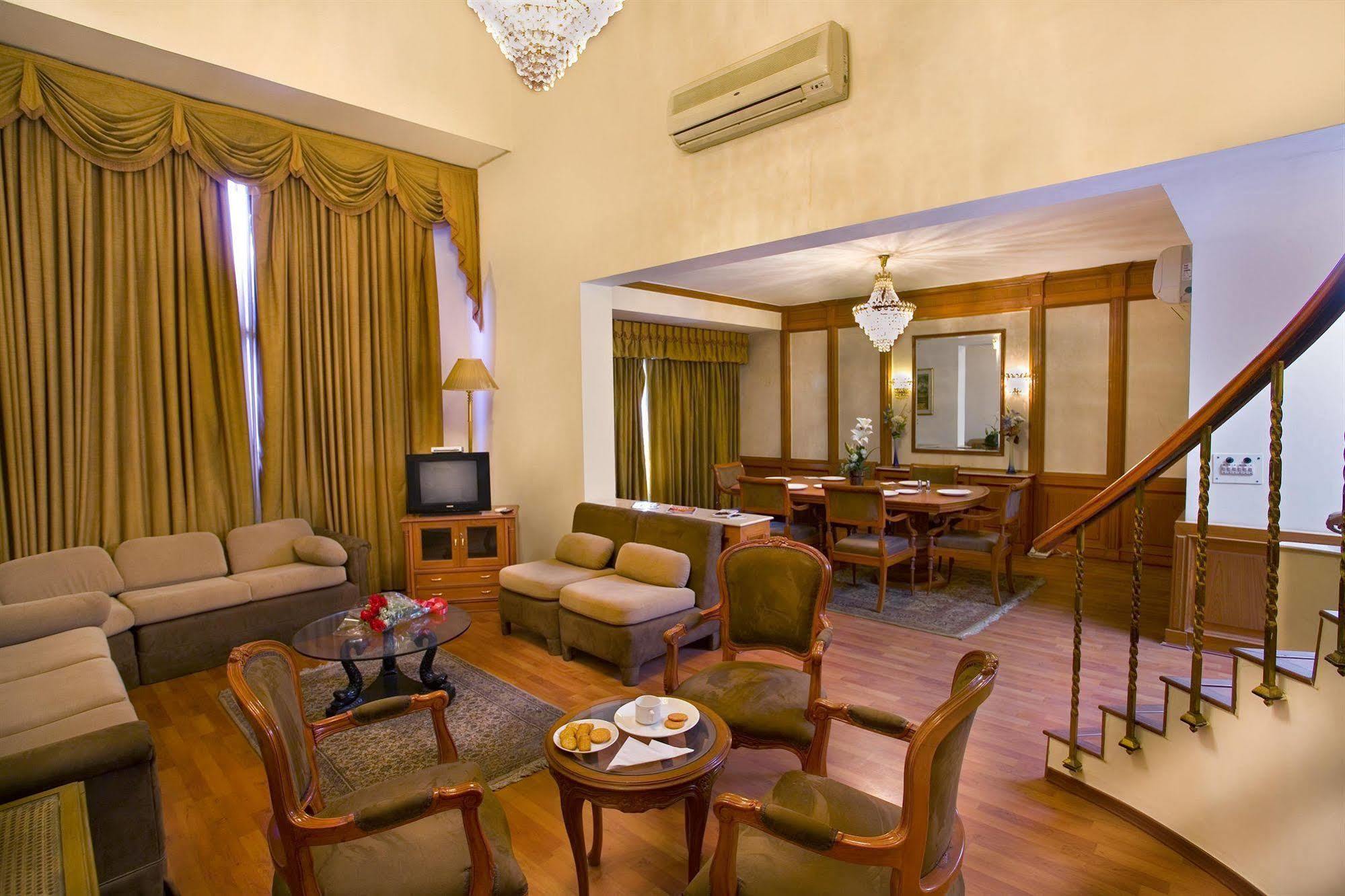 The Bmk Hotel Nuova Delhi Esterno foto