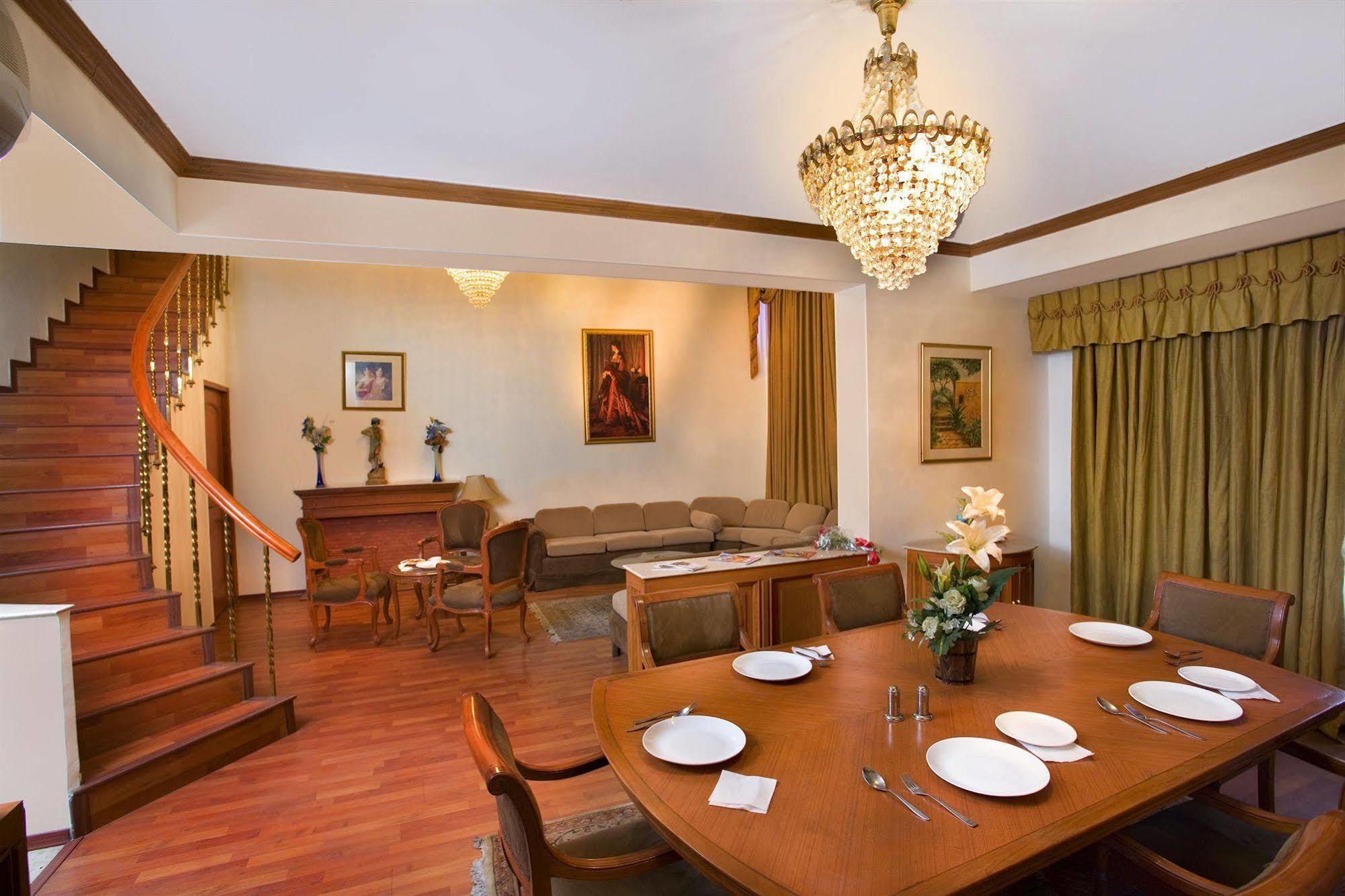 The Bmk Hotel Nuova Delhi Esterno foto