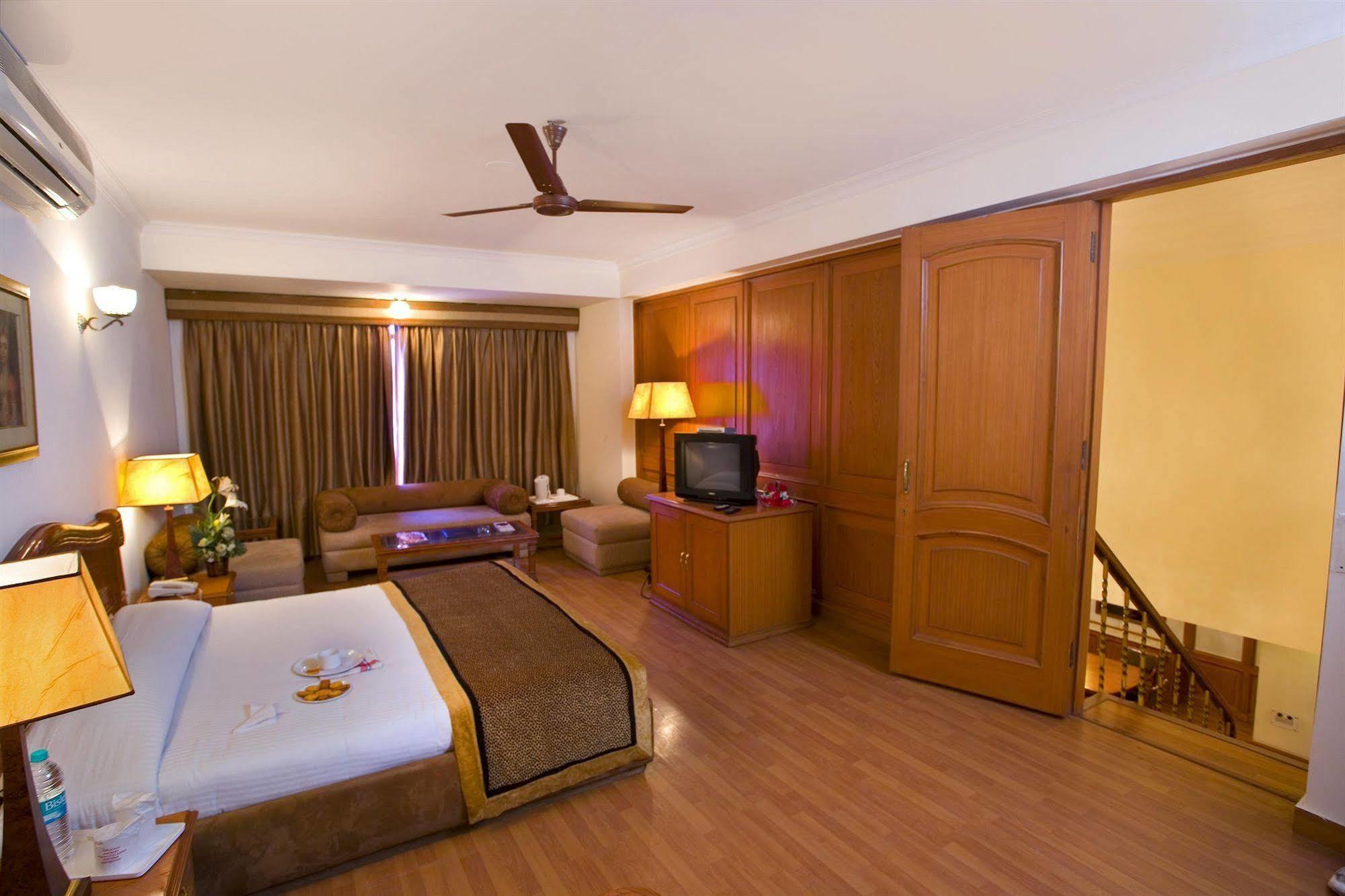 The Bmk Hotel Nuova Delhi Esterno foto